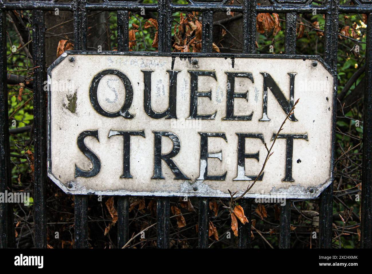 Edinburgh, Schottland. Straßenschild der Queen Street in schwarz-weißem Metall Stockfoto