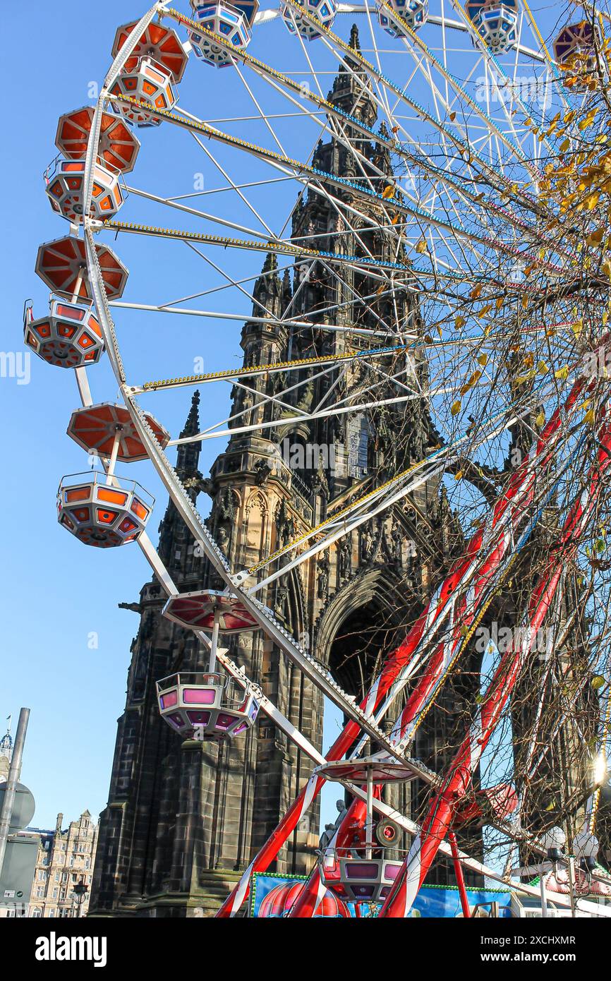 Edinburgh, Schottland. Das viktorianische gotische Denkmal für den schottischen Autor Sir Walter Scott mit dem Festival Ferris Wheel im Vordergrund Stockfoto