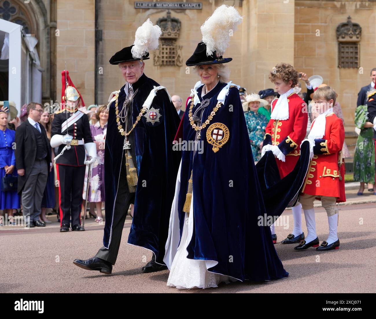 König Karl III. Und Königin Camilla kommen an, um am jährlichen Orden des Garter Service in der St. George's Chapel, Windsor Castle, Berkshire, teilzunehmen. Bilddatum: Montag, 17. Juni 2024. Stockfoto