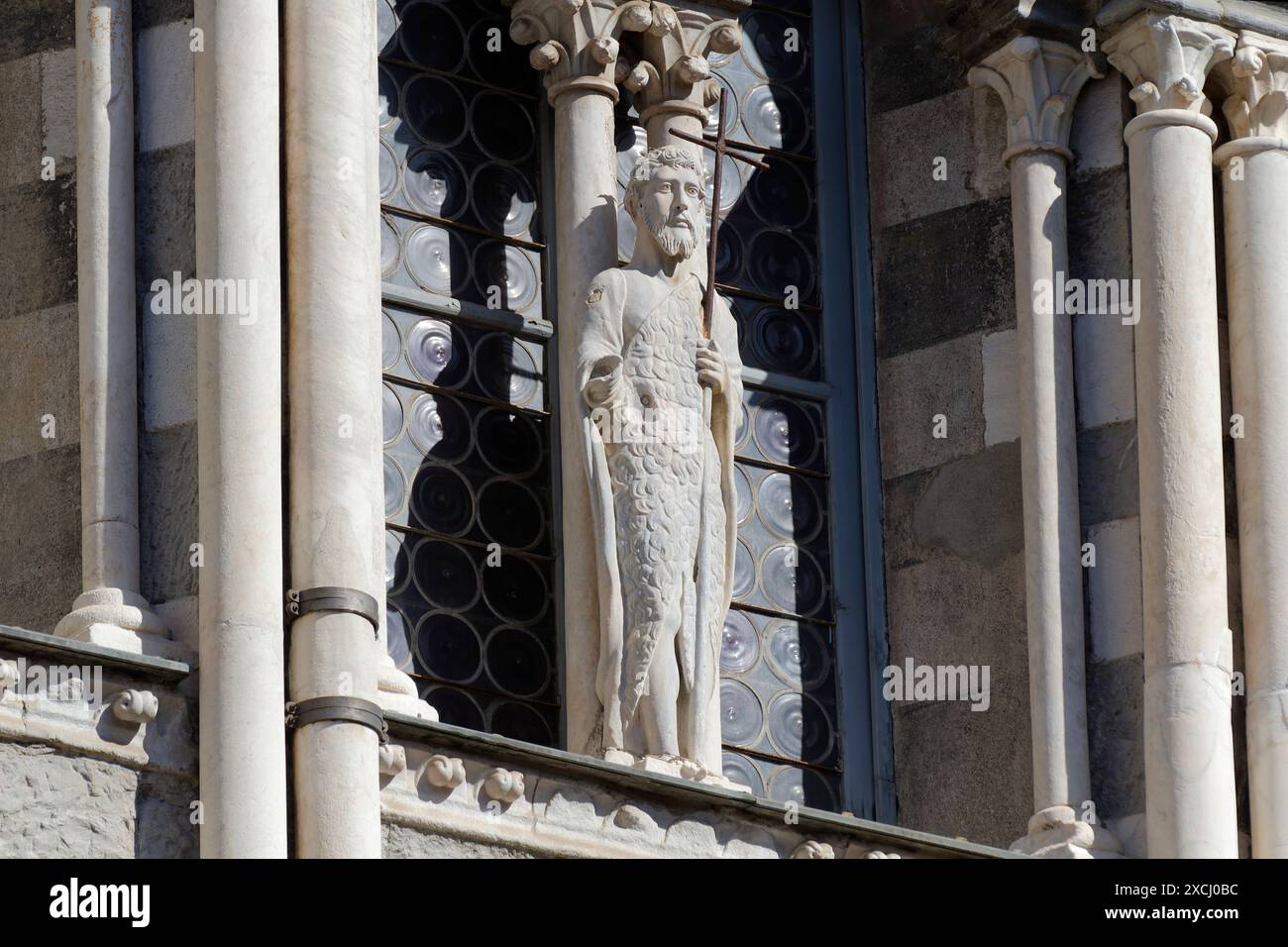 Saint-Lawrence-Statue - Saint-Lawrence-Kathedrale von Genua (1118) - gotischer Stil - Genua, Italien Stockfoto