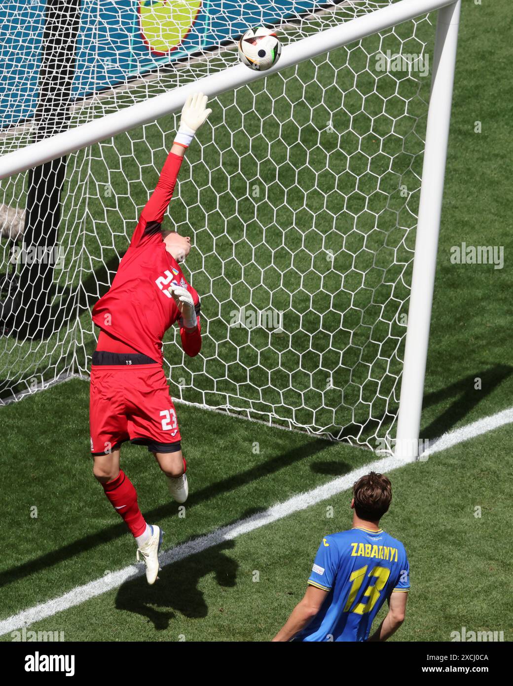 MÜNCHEN, DEUTSCHLAND - 17. JUNI: Andriy Lunin aus der Ukraine beim Gruppenspiel der UEFA EURO 2024 zwischen Rumänien und der Ukraine am 17. Juni 2024 in München. © diebilderwelt / Alamy Live News Stockfoto