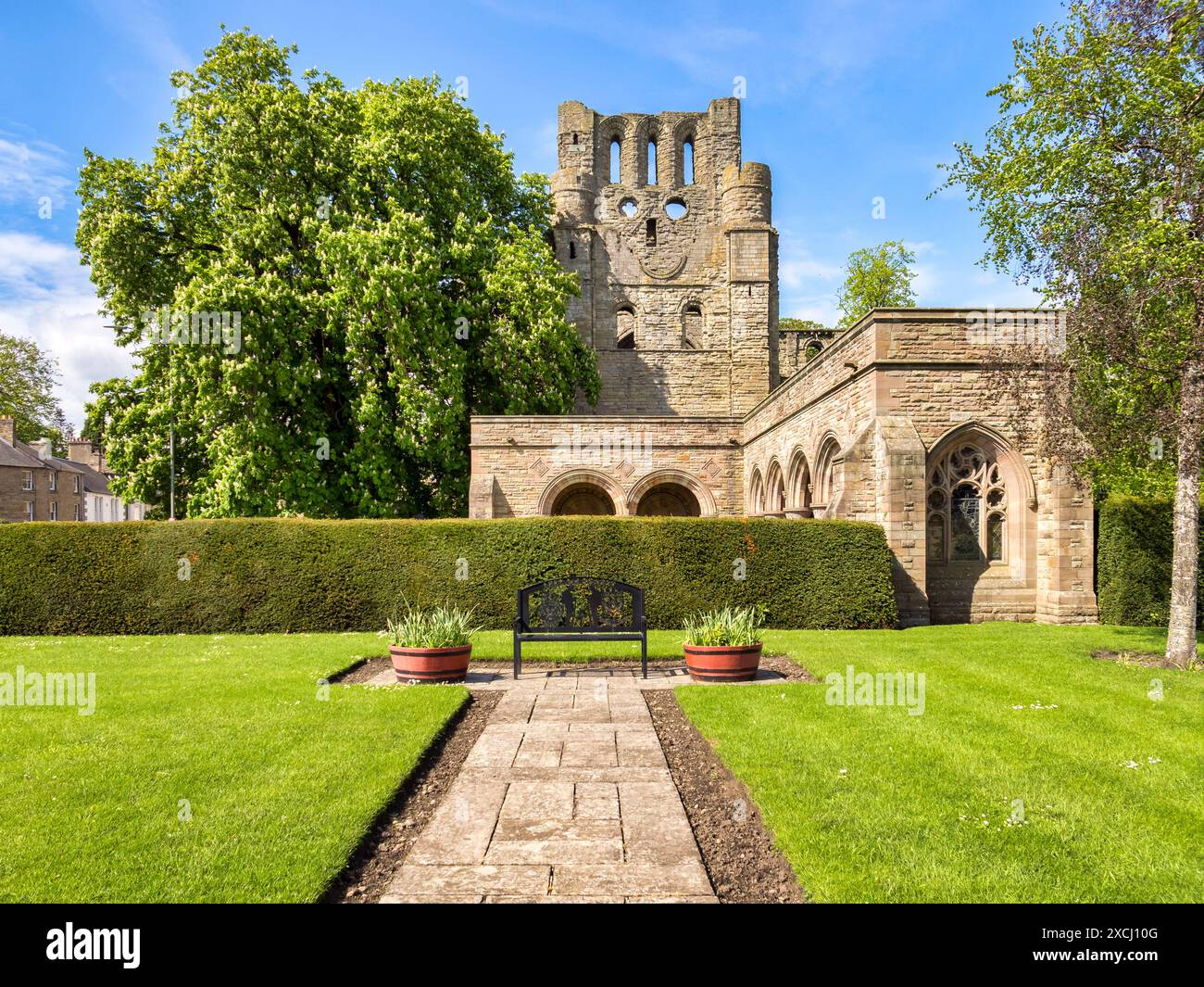 Kelso Abbey an der schottischen Grenze an einem hellen Frühlingstag. Stockfoto