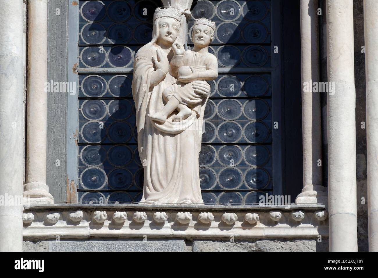 Madonna mit Kind - Sankt Lorenz - Kathedrale von Genua (1118) - gotischer Stil - Genua, Italien Stockfoto