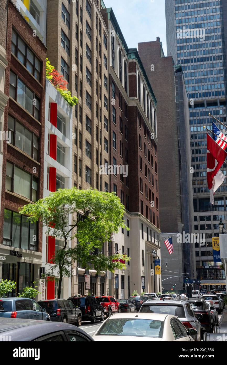 Auf der Nordseite der E. 44th Street befindet sich die Nummer 5, eine Wohnanlage mit farbenfrohen Streifen in New York City, USA 2024 Stockfoto