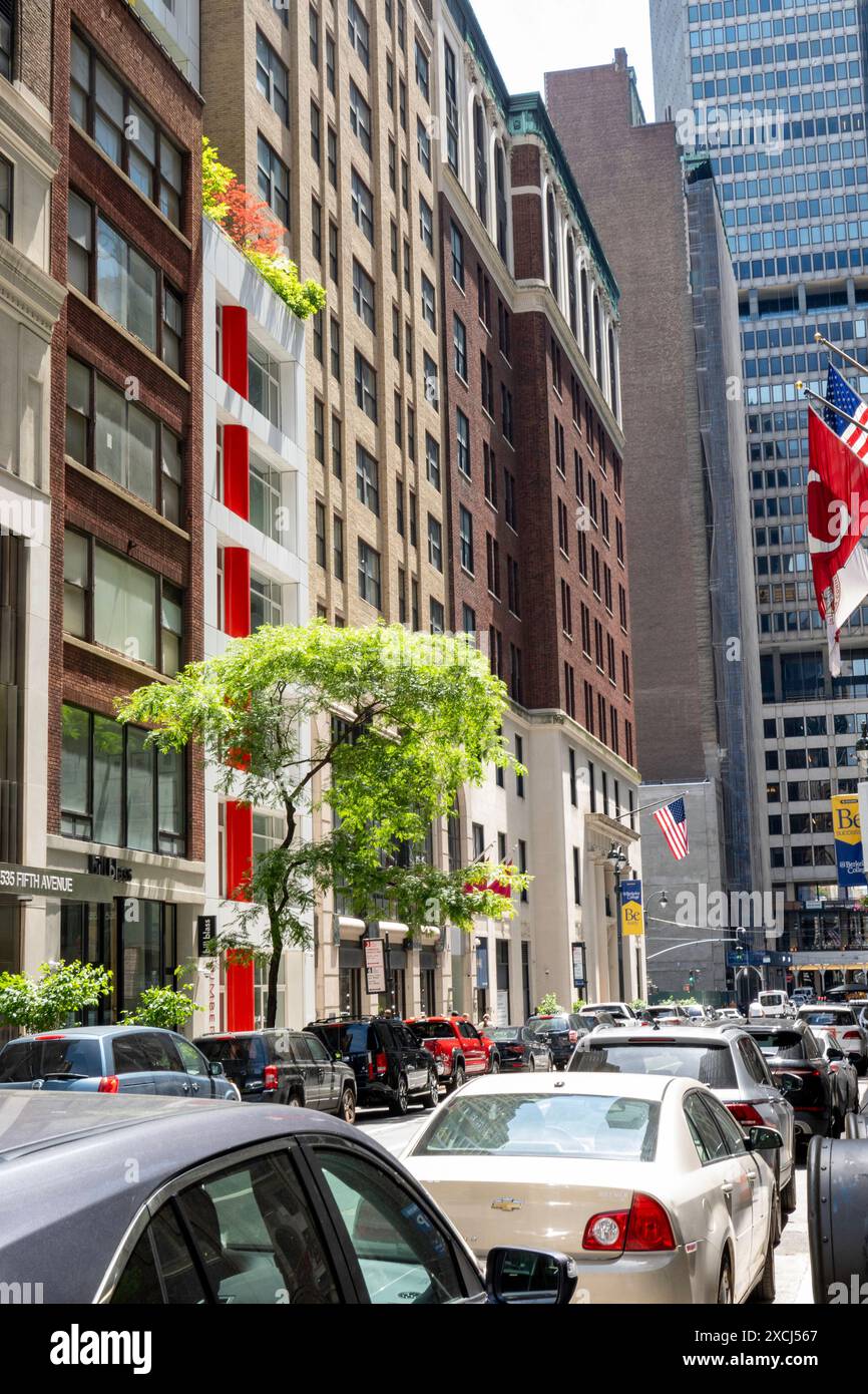 Auf der Nordseite der E. 44th Street befindet sich die Nummer 5, eine Wohnanlage mit farbenfrohen Streifen in New York City, USA 2024 Stockfoto