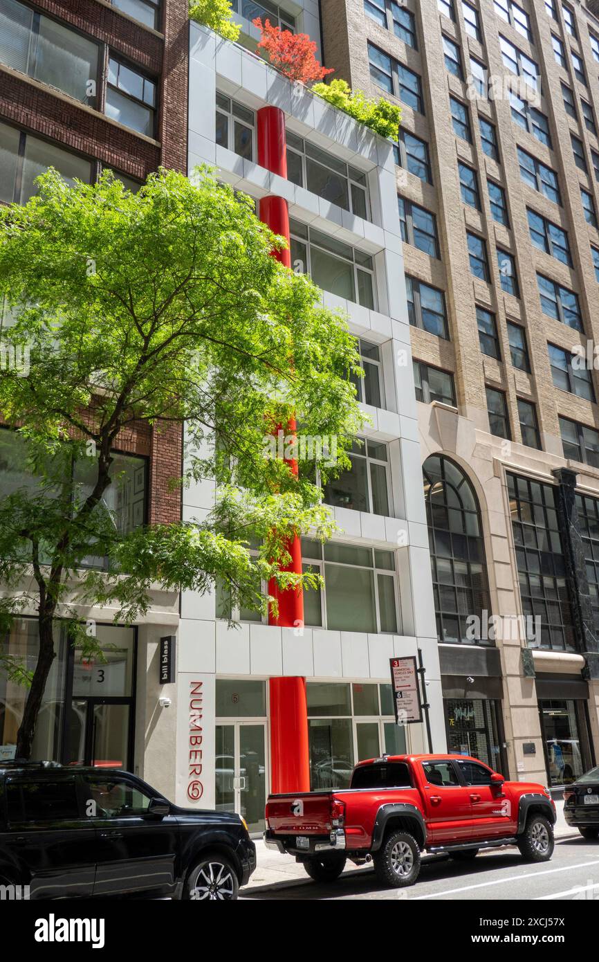 Auf der Nordseite der E. 44th Street befindet sich die Nummer 5, eine Wohnanlage mit farbenfrohen Streifen in New York City, USA 2024 Stockfoto