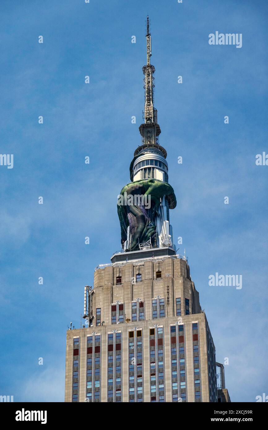 Der riesige Drachenballon dreht sich um das Empire State Building, um die Premiere der Fernsehserie „House of the Dragon“ in New York City, USA, zu bewerben Stockfoto