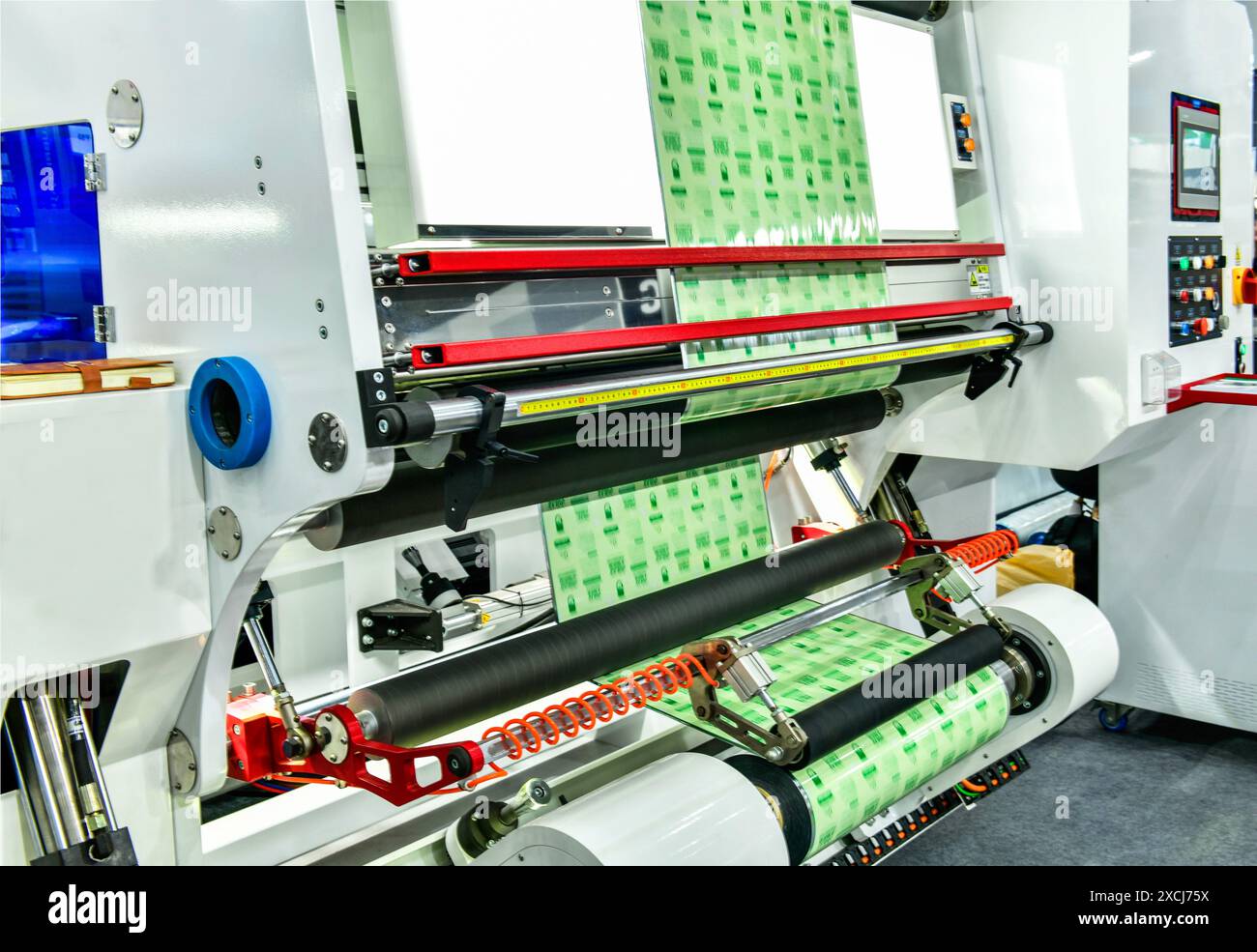 Automatische Verpackungsbandmaschine für Verpackungsfertigung, moderne Maschine für Verpackungslinie in der Fabrik, Industrie- und Technologiekonzept. Stockfoto