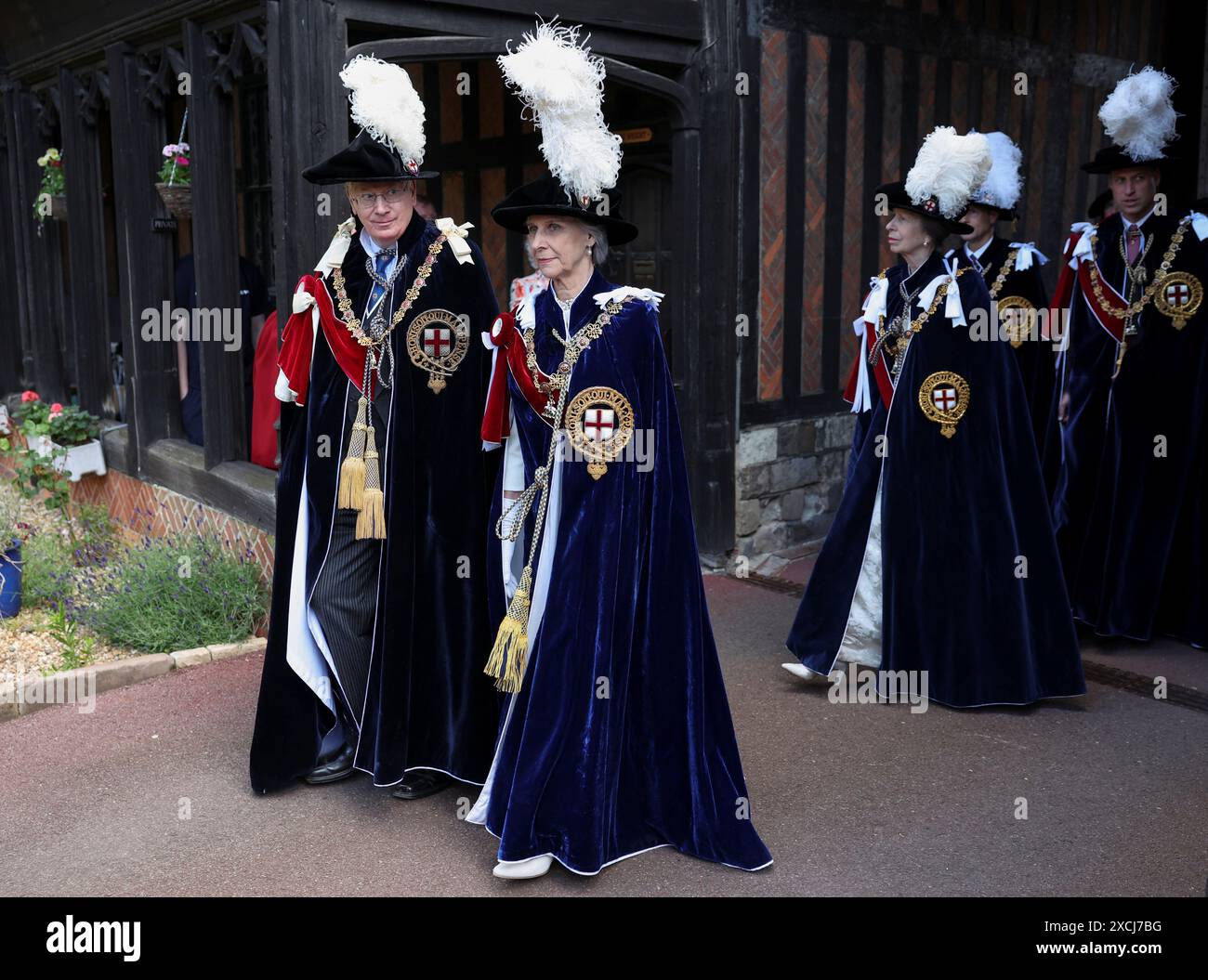 Der Duke of Gloucester (links) und die Duchess of Gloucester treffen ein, um am jährlichen Orden des Garter Service in der St George's Chapel, Windsor Castle, Berkshire, teilzunehmen. Bilddatum: Montag, 17. Juni 2024. Stockfoto