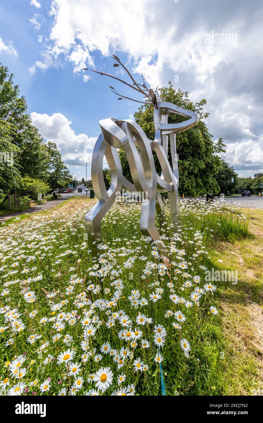 Die modernistische Skulptur eines Hirsches „Spirit of the Forest“ heißt Besucher in Coleford, Forest of Dean, Gloucestershire willkommen. UK Stockfoto