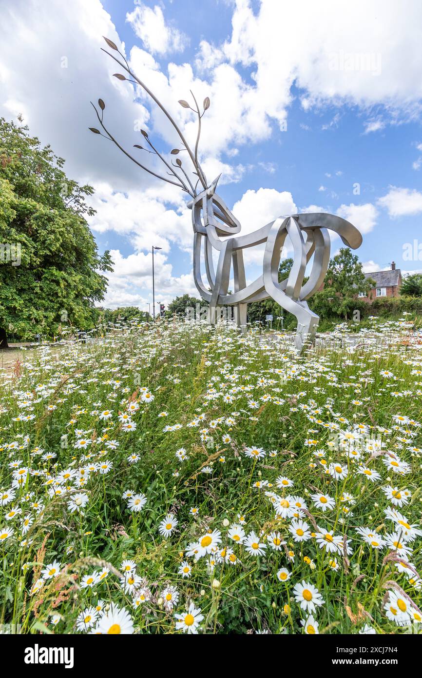 Die modernistische Skulptur eines Hirsches „Spirit of the Forest“ heißt Besucher in Coleford, Forest of Dean, Gloucestershire willkommen. UK Stockfoto