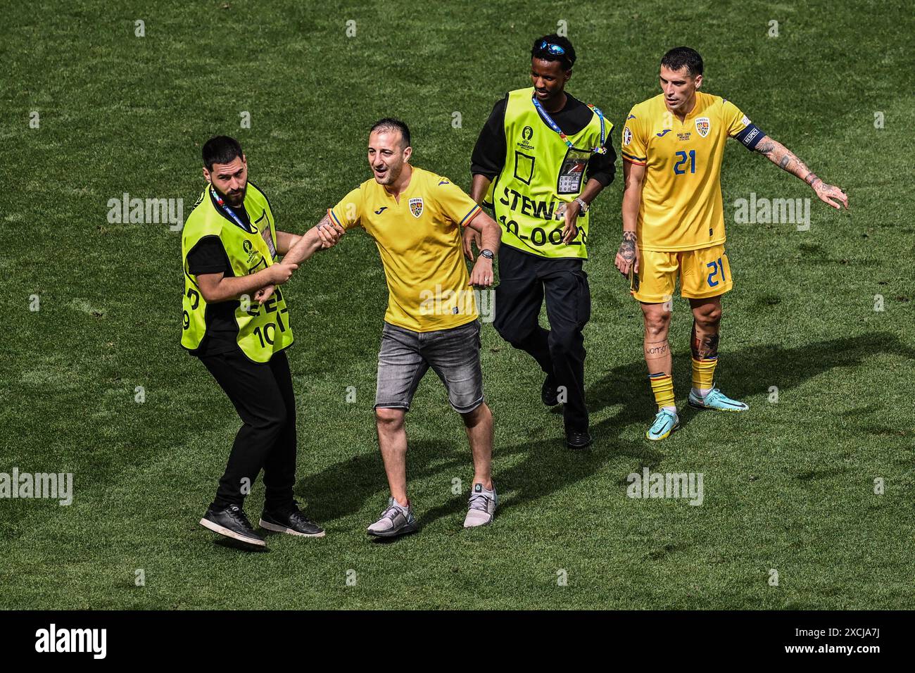 München, Deutschland. Juni 2024. Fußball: Europameisterschaft, Rumänien - Ukraine, Vorrunde, Gruppe E, Spieltag 1, in der Münchner Fußballarena wird ein Stürmer neben dem rumänischen Nicolae Stanciu vom Spielfeld begleitet. Quelle: Sven Hoppe/dpa/Alamy Live News Stockfoto