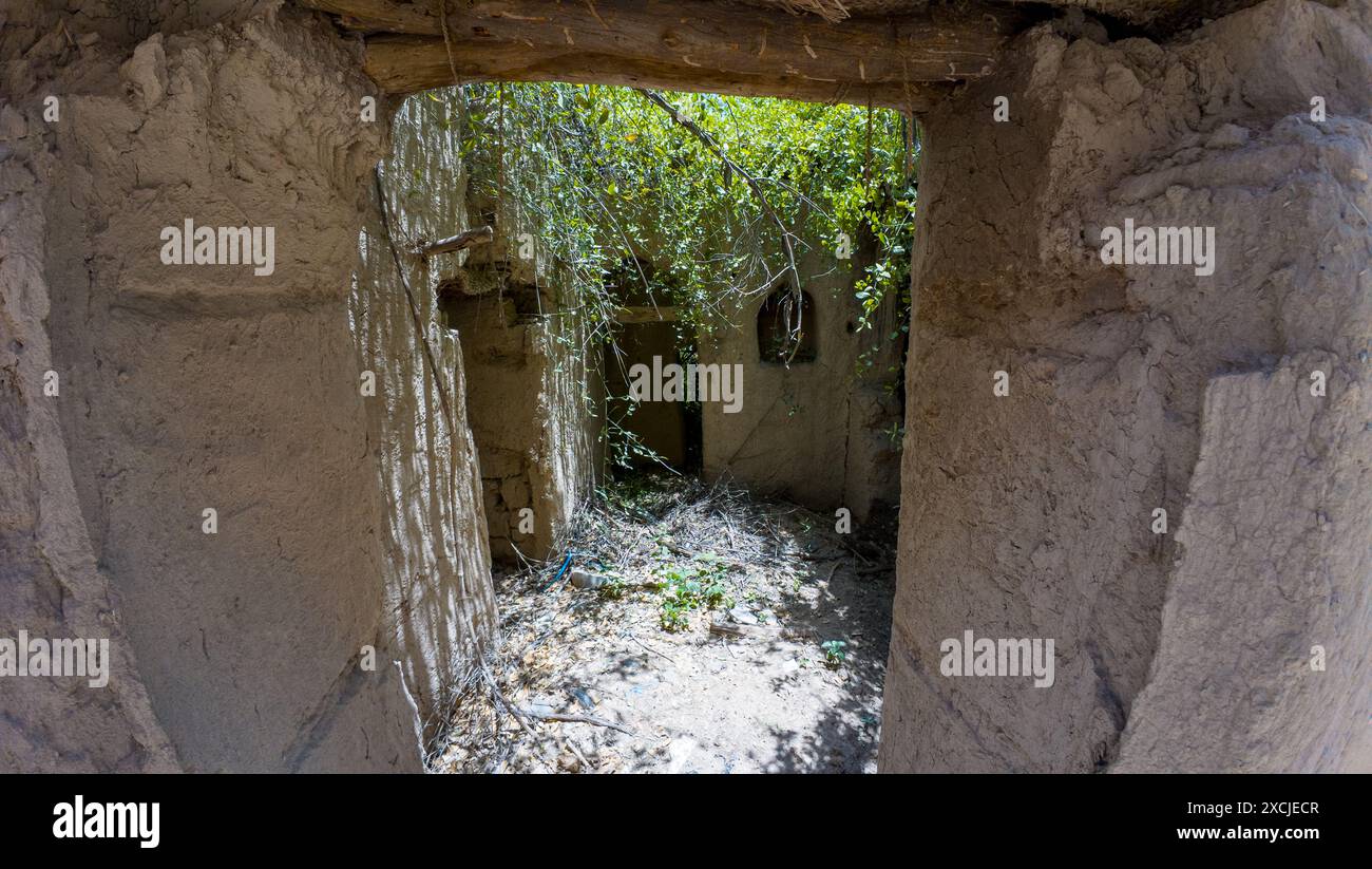 Fotografie des alten verlassenen lehmbaus in der Nähe von Nizwah im Oman während des sonnigen Frühlingstages Stockfoto