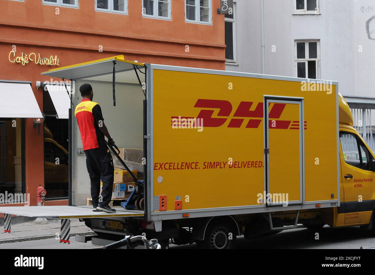 Kopenhagen/Dänemark/17. Juni 2024/Lieferwagen Deutsche Post DHL in dänischer Hauptstadt. (Foto. Francis Joseph Dean/Dean Pictures) (nicht für kommerzielle Zwecke) Stockfoto