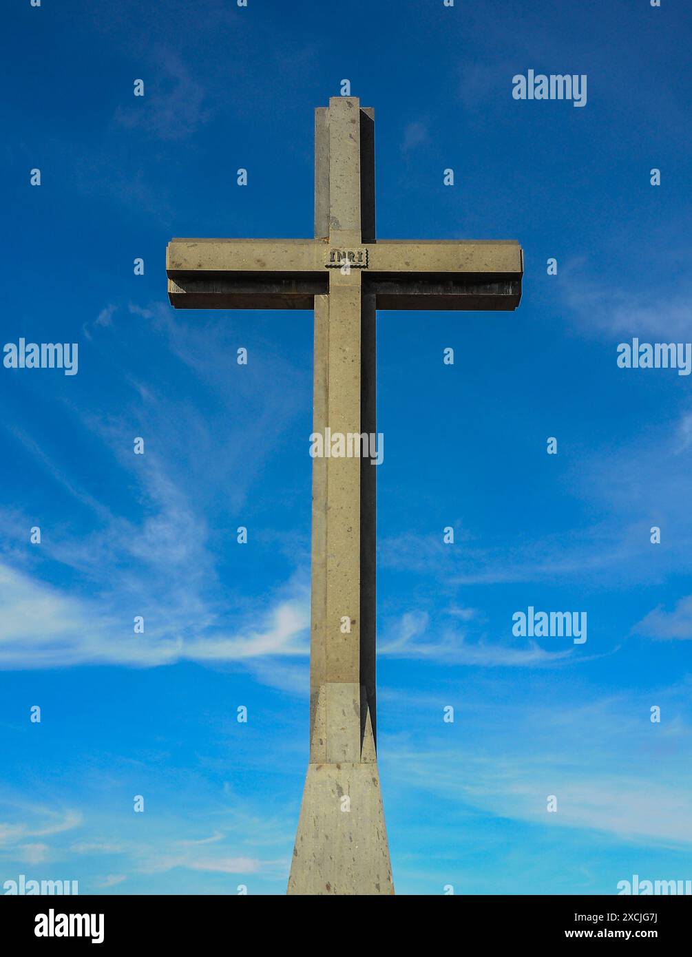 Ruhe auf dem Gipfel: Das Kreuz des Arucas-Berges und des Himmels Stockfoto