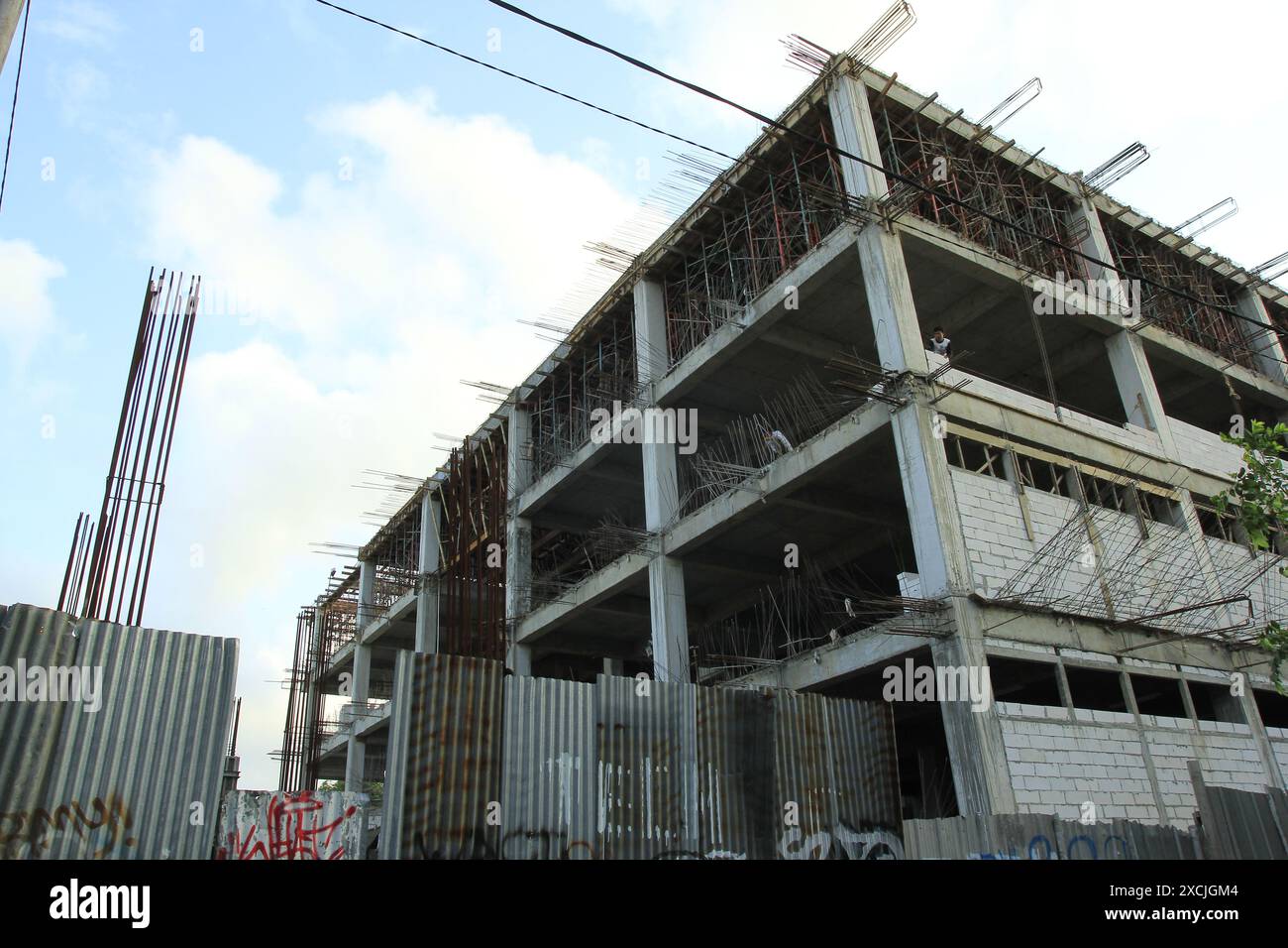Low Angle View, ein Gebäude, das gerade im Bau ist, Betonstahl, da die strukturellen Knochen noch offen sind. Stockfoto