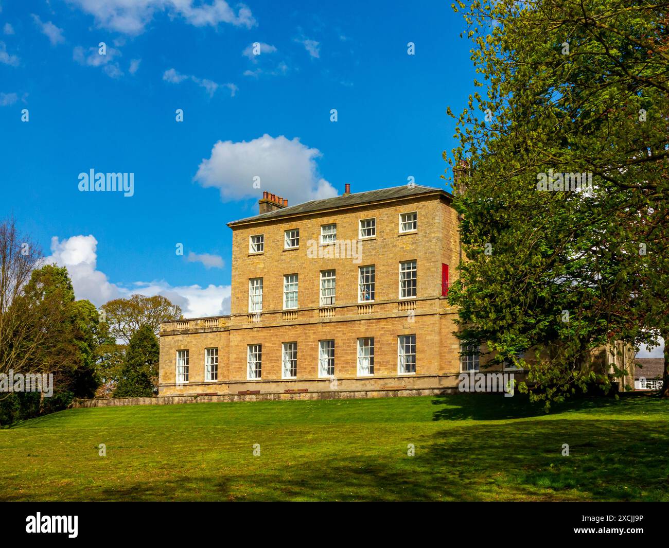 Knaresborough House in Knaresborough North Yorkshire England Großbritannien 1768 von John Carr aus York für die Familie Collins erbaut und heute als council Offices genutzt. Stockfoto