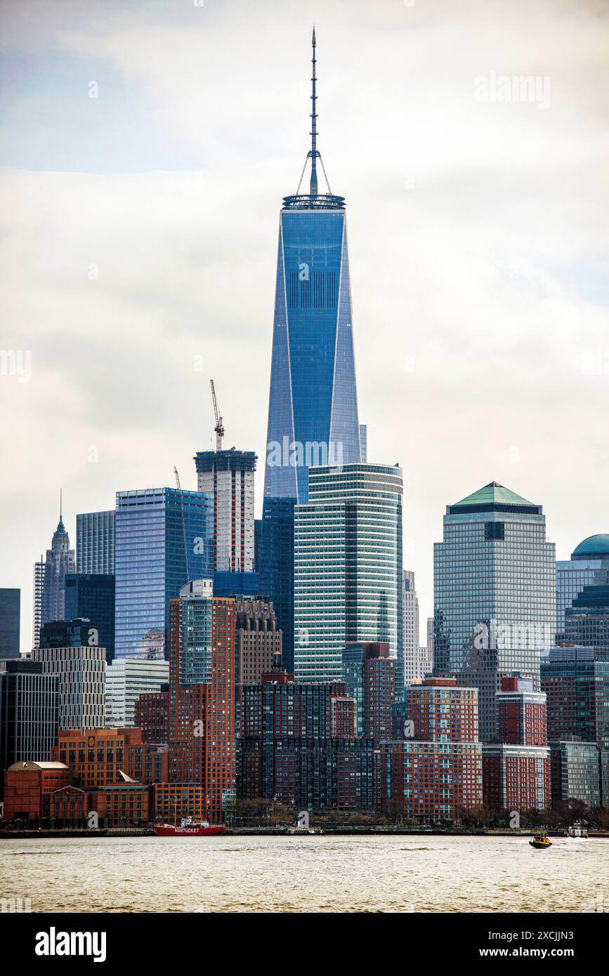 Skyline von Manhattan von Jersey City New York City, USA. Skyline von Downtown Manhattan von der Hudson River Shore Line, Jersey City, New Jersey. Jersey City Shore New Jersey Vereinigte Staaten von Amerika Copyright: XGuidoxKoppesxPhotox Stockfoto