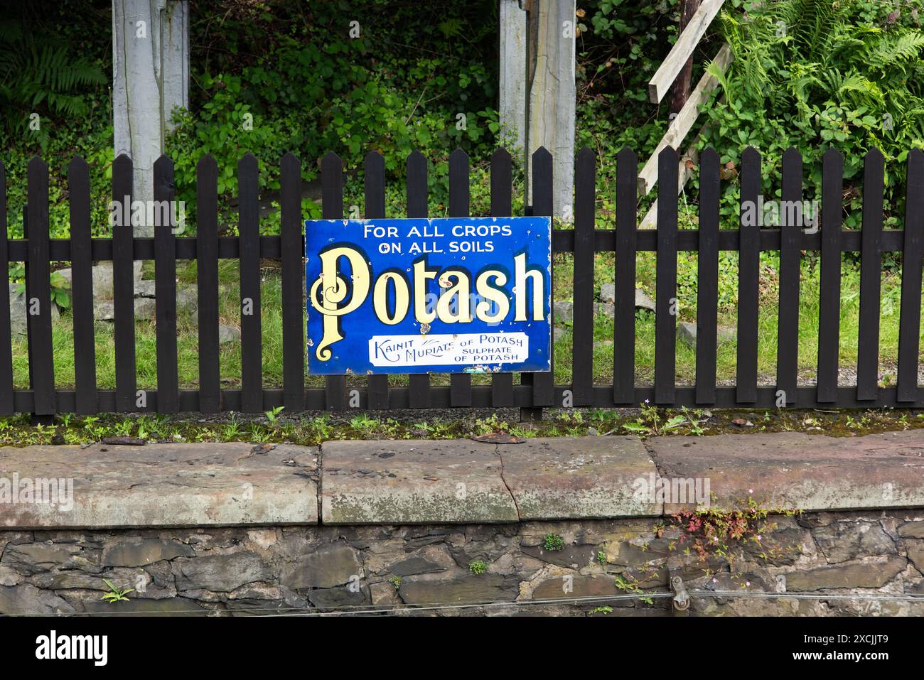 Emaille-Werbetafel, Lakeside and Haocolwaite Railway, Cumbria, England, Vereinigtes Königreich Stockfoto