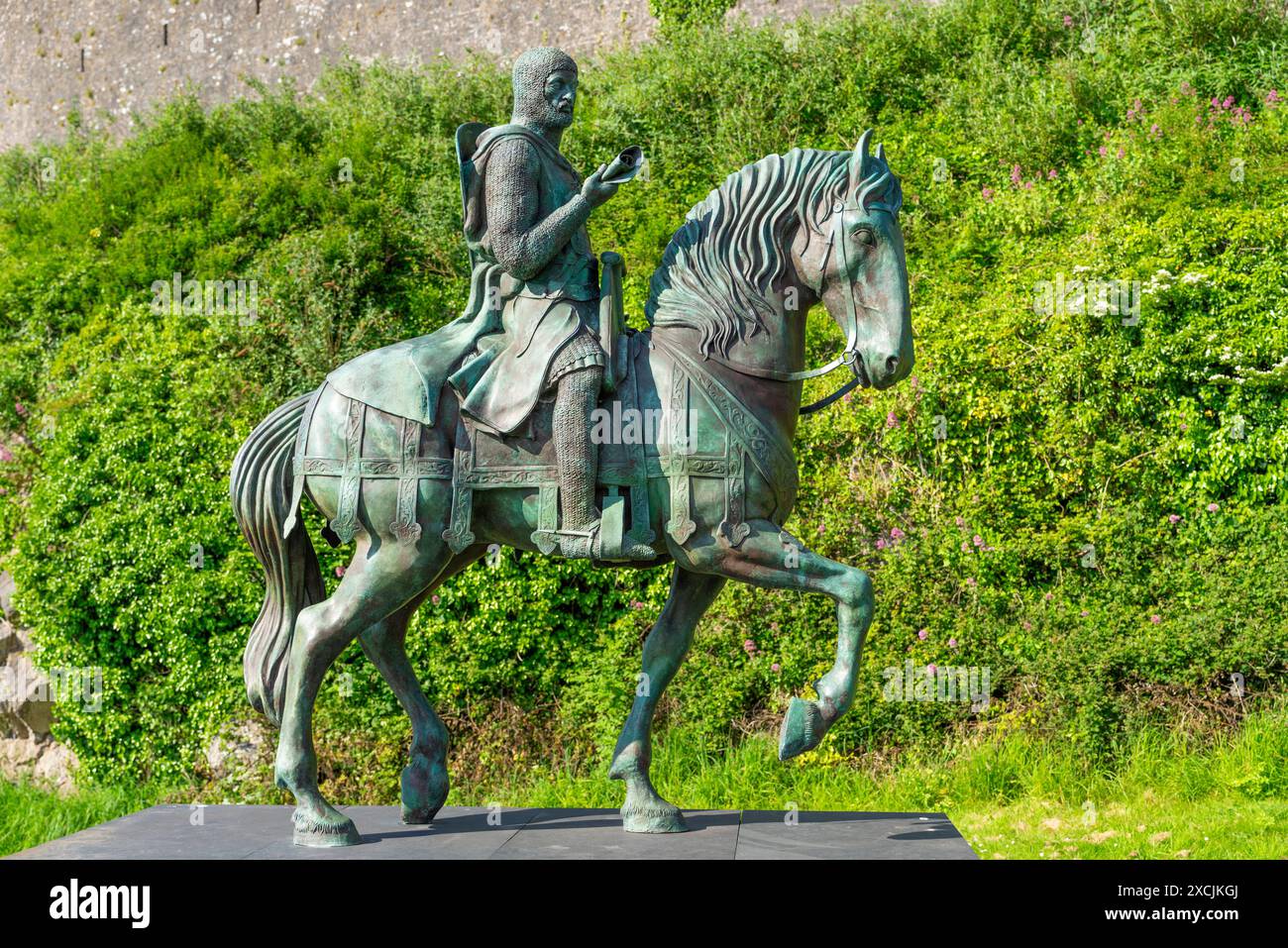 Die Statue des anglo-normannischen Ritters William Marshal neben Pembroke Castle in der kleinen westwalisischen Stadt Pembroke Pembrokeshire Wales UK GB Europe Stockfoto