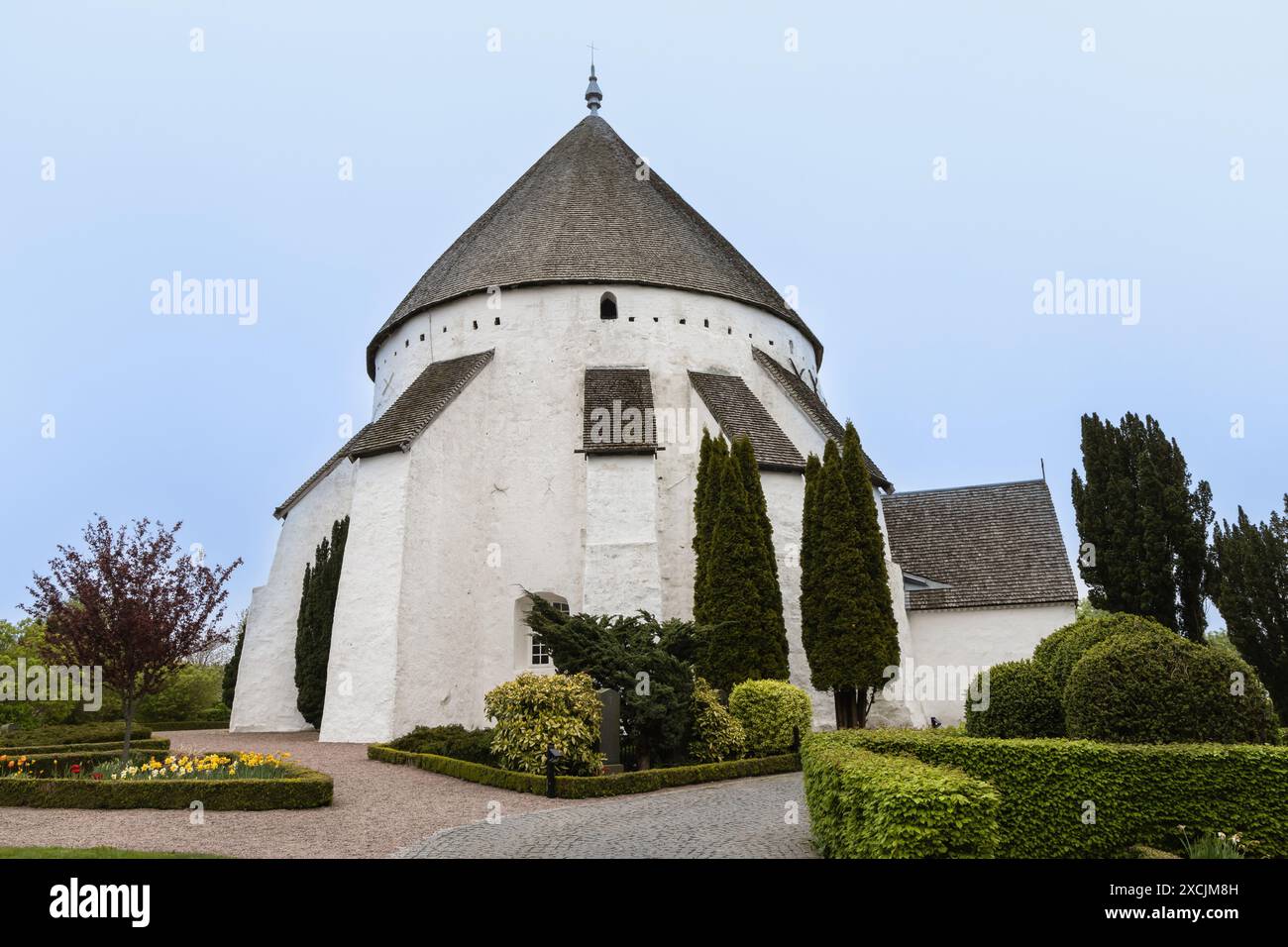 Weiße runde Osterlars-Kirche auf der Insel Bornholm. Konzept des historischen Gebäudes und Wahrzeichen Dänemarks. Stockfoto