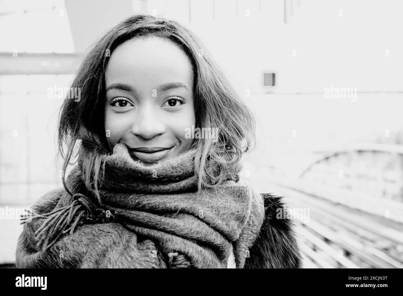 Junge Frau pendelt junge Jurastudentin pendelt mit der U-Bahn durch das unterirdische System. Paris, Frankreich. MRYES Paris U-Bahn-Station Stalingrad France Ile de France Copyright: XGuidoxKoppesxPhotox Stockfoto