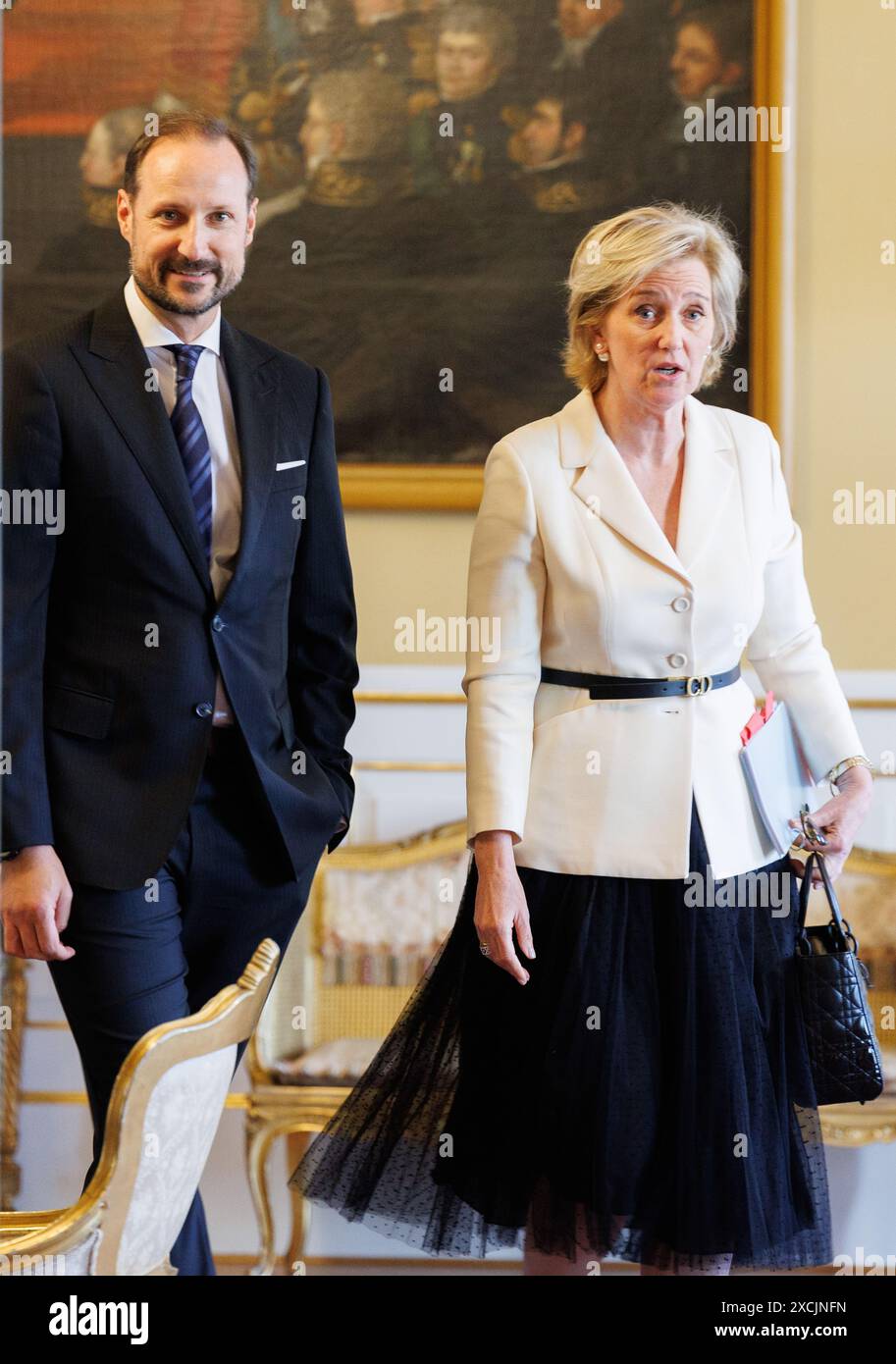 Oslo, Norwegen. Juni 2024. Kronprinz Haakon Magnus von Norwegen und Prinzessin Astrid von Belgien, dargestellt während eines Treffens mit einem Mitglied der norwegischen Königsfamilie im Königspalast in Oslo, Teil einer Wirtschaftsmission nach Norwegen, am Montag, den 17. Juni 2024. Die belgische Prinzessin leitet eine belgische Delegation, die in den nächsten vier Tagen über Energiewende, Kreislaufwirtschaft, Biowissenschaften und Design diskutieren soll. BELGA FOTO BENOIT DOPPAGNE Credit: Belga News Agency/Alamy Live News Stockfoto