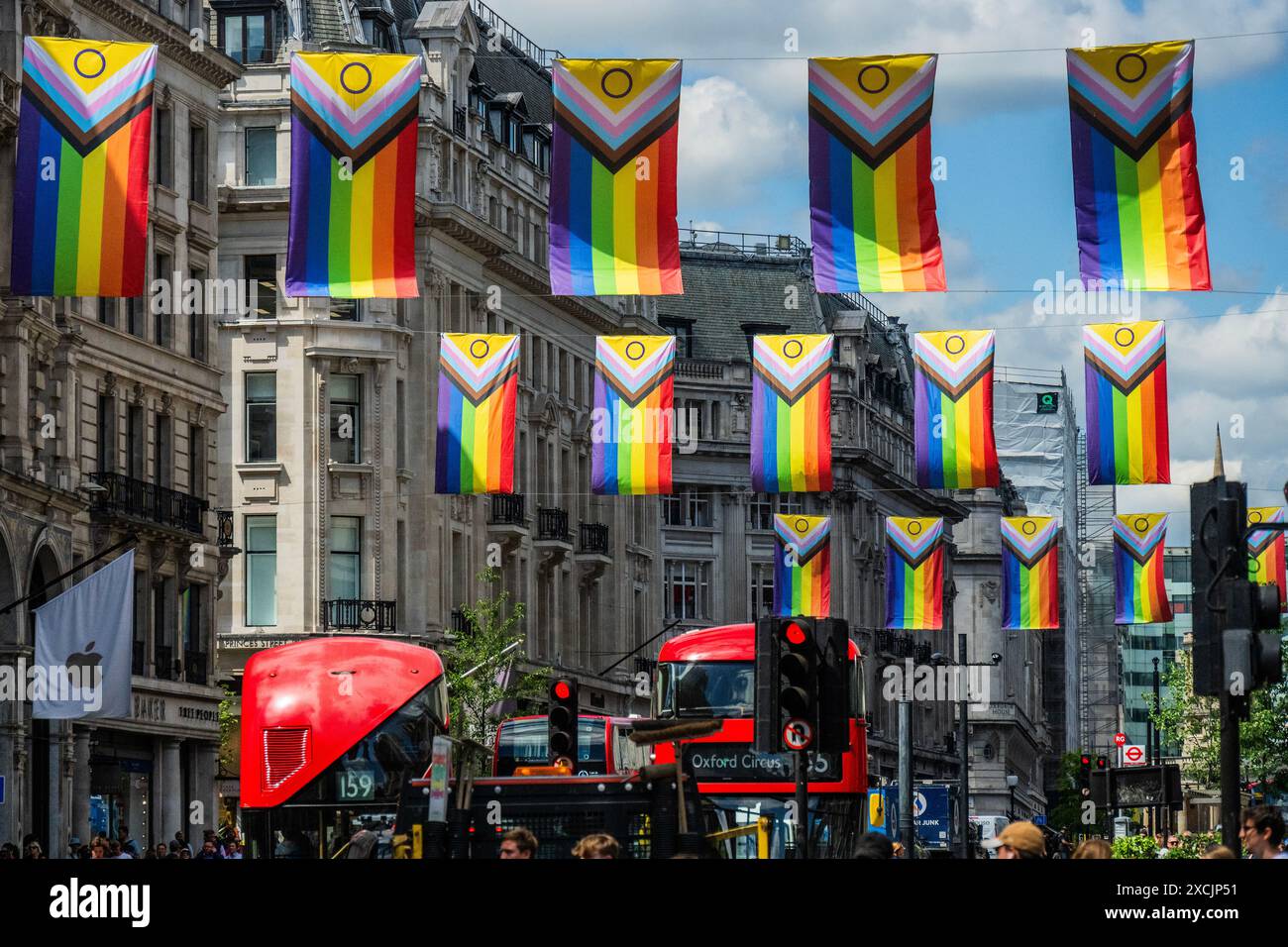 London, Großbritannien. Juni 2024. An einem sonnigen Tag auf der Regent Street gibt es Flaggen als Teil des Pride Month. Die neue Progress Pride Flag von Daniel Quasar integriert viele Pride Flags in eine, um mehr Wert auf „Inklusion und Progression“ zu legen. Es enthält jetzt Streifen, die die Erfahrungen von Menschen mit Farbe darstellen, sowie Streifen, die Menschen repräsentieren, die sich als Transgender, Gender non conforming (GNC) und/oder undefiniert identifizieren. Guy Bell/Alamy Live News Stockfoto