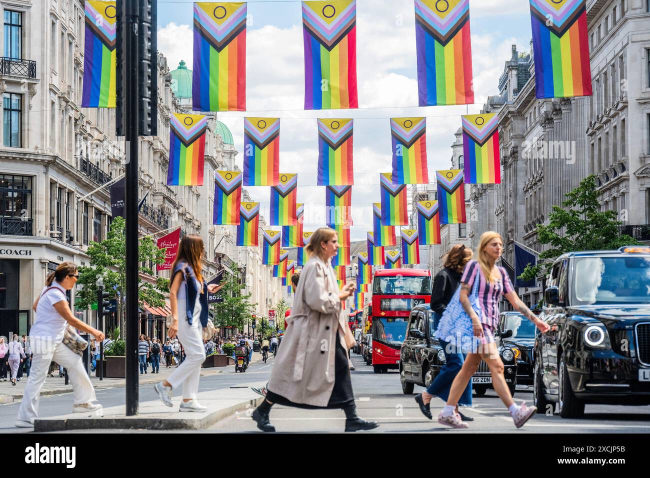 London, Großbritannien. Juni 2024. An einem sonnigen Tag auf der Regent Street gibt es Flaggen als Teil des Pride Month. Die neue Progress Pride Flag von Daniel Quasar integriert viele Pride Flags in eine, um mehr Wert auf „Inklusion und Progression“ zu legen. Es enthält jetzt Streifen, die die Erfahrungen von Menschen mit Farbe darstellen, sowie Streifen, die Menschen repräsentieren, die sich als Transgender, Gender non conforming (GNC) und/oder undefiniert identifizieren. Guy Bell/Alamy Live News Stockfoto
