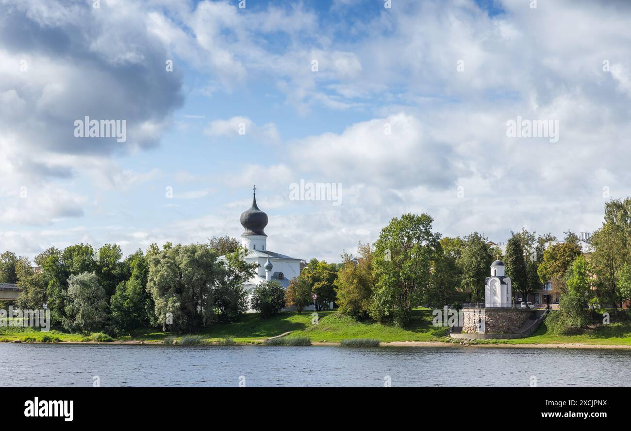 Landschaftsfoto mit der orthodoxen Kirche der Himmelfahrt der Heiligen Jungfrau, Pskow, Russland Stockfoto