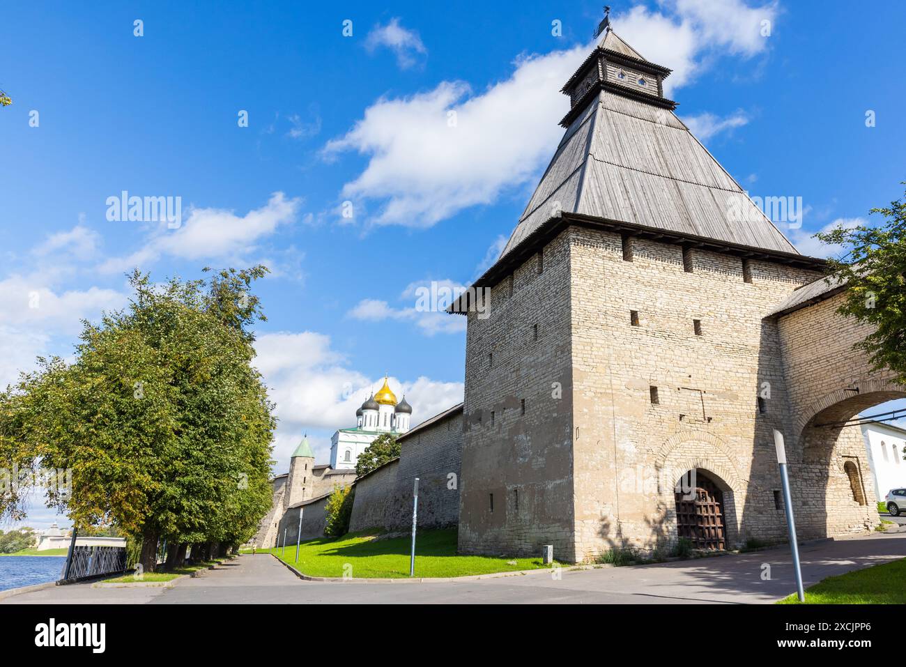 Steinturm, Tor und Mauern einer alten Festung. Kreml von Pskow, Russland. Klassische russische antike Architektur Stockfoto