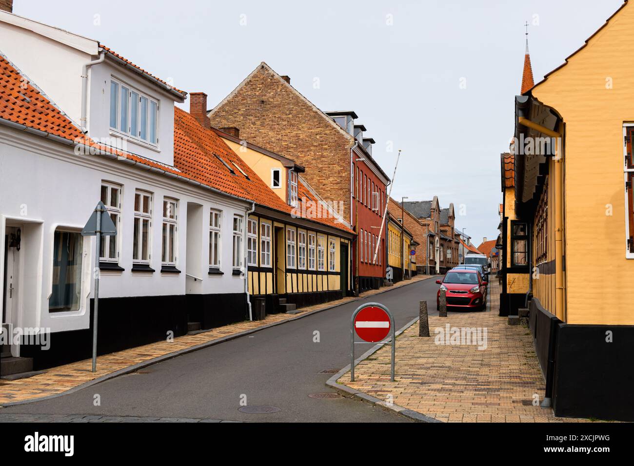 Alte Straße der Stadt Gudhjem, Bornholm Island, Dänemark Stockfoto