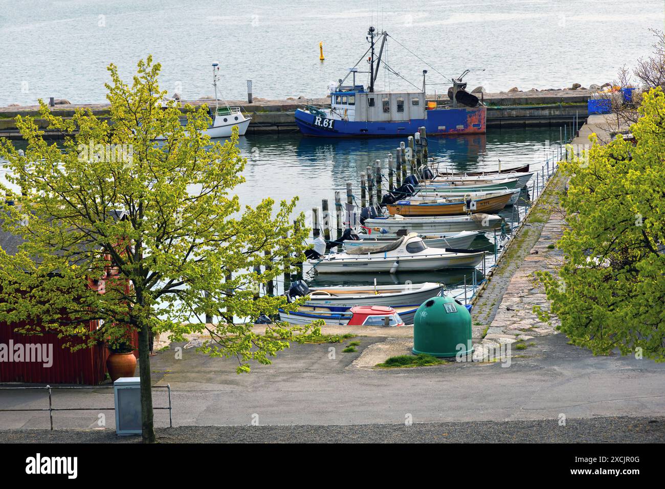 Sea Pier mit Booten und Yachten bei Sonnenuntergang. Bornholm, Dänemark - 28. Mai 2024. Hochwertige Fotos Stockfoto