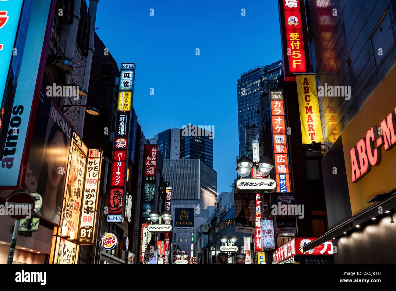 Ein Blick auf das berühmte Viertel Shibuya bei Nacht, mit Wolkenkratzern, Lichtern, Schilderläden und Plakatwänden, Tokio, Japan Stockfoto