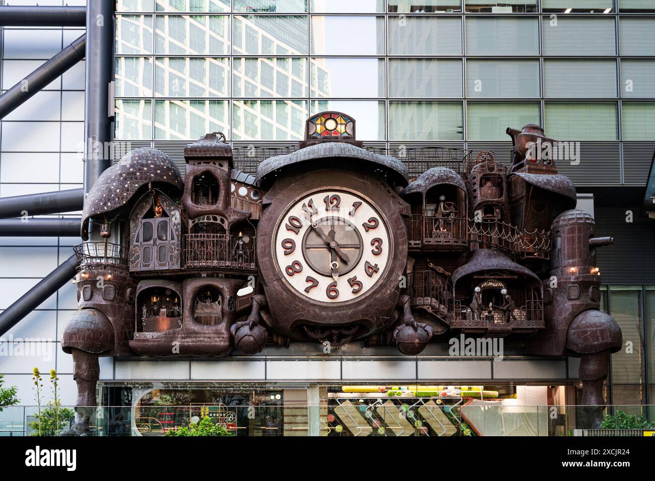 Die Giant Ghibli Uhr am Nittele Tower (Hauptquartier von Nippon Television) im Bezirk Shiodome, Toyko, Japan Stockfoto