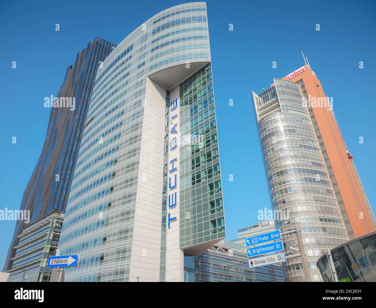 Wien, Österreich - 27. Juli 2023: Donaustadt ist der Bezirk Wien. Donau City ist ein modernes Viertel mit Wolkenkratzern und Geschäftszentren i Stockfoto