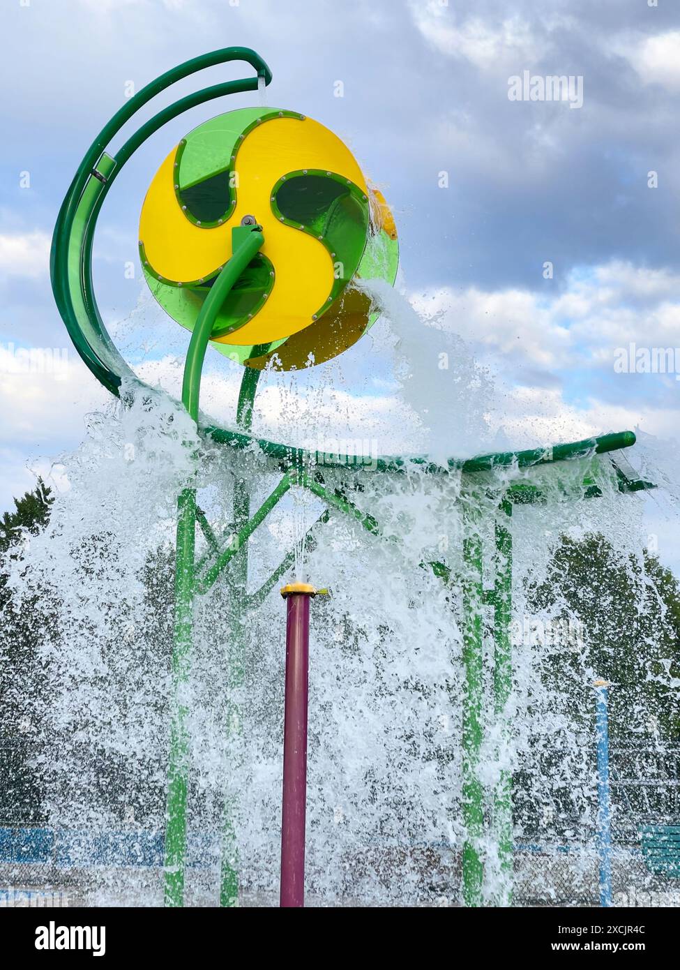 Riesiger Wasserkübel im Children's Water Park Stockfoto