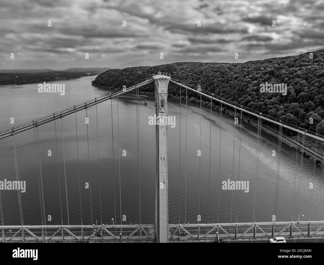 Schwarzweiß-Luftbild der Franklin Delano Roosevelt Mid-Hudson Bridge über den Hudson River, Poughkeepsie NY. Stockfoto