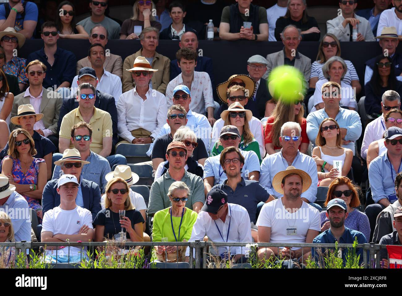 London, Großbritannien. Juni 2024; Cinch Championships, Queens Club, West Kensington, London, England: Cinch Championships Queens Club, Tag 1; Zuschauer im Club House beobachten den Ball in der 2. Halbzeit zwischen Holger Rune (DEN) und Jordan Thompson (aus), Männer Singles Match Credit: Action Plus Sports Images/Alamy Live News Stockfoto