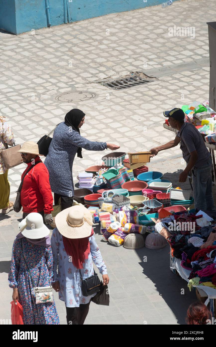 Tunesische Frauen kaufen auf dem Markt von Sfax Medina, Tunesien, Nordafrika. Stockfoto