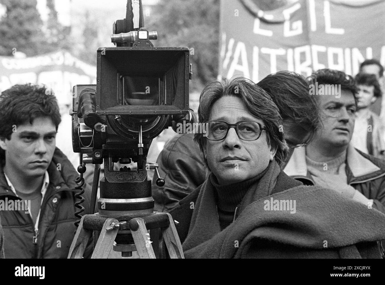 - Filmregisseur Luigi Magni nimmt an einer PCI-Demonstration gegen die Regierung von Craxi in Rom Teil (März 1984) - il regista cinematografico Luigi Magni partecipa a Roma ad una manifestazione del PCI contro il Governno Craxi (marzo 1984) Stockfoto