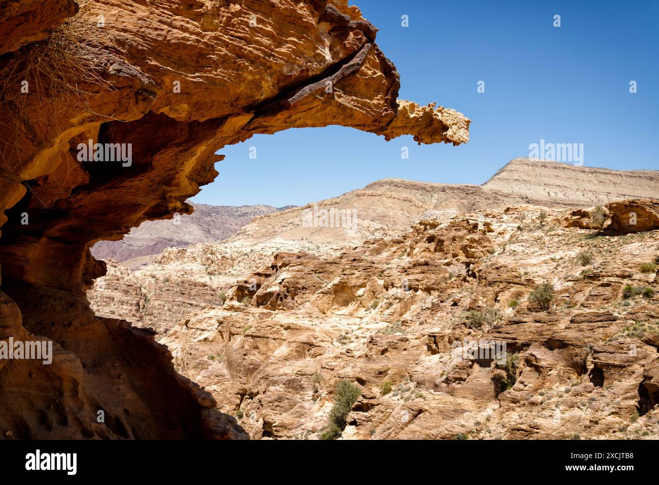 Felswände des steilen butte im Wadi Rum Valley, Jordanien Stockfoto