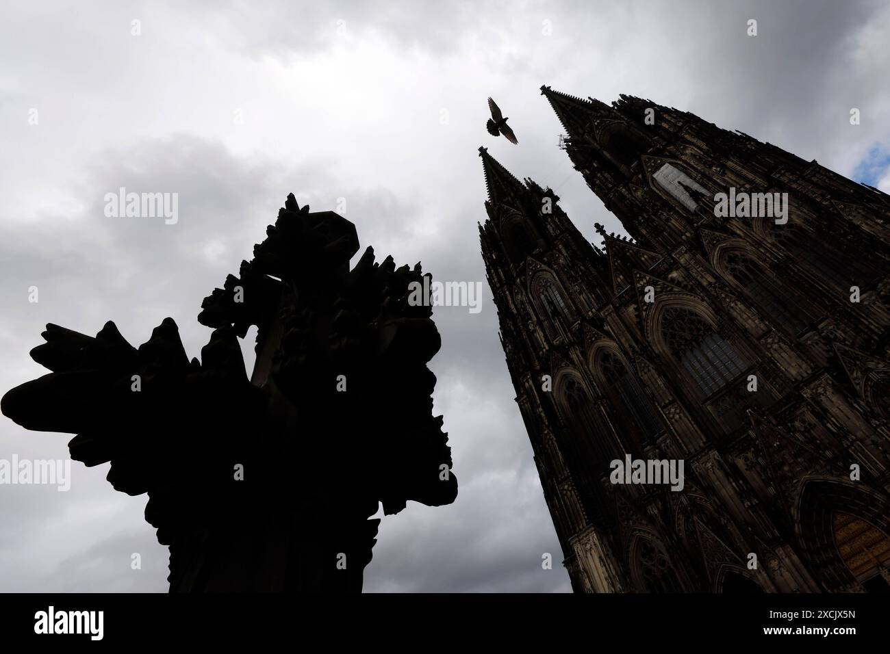 Der Kölner Dom gesehen bei bewölktem Himmel. Vor 200 Jahre wurde die Kölner Dombauhütte wiederbegründet. Aus Anlass dieses Jubiläums gibt es eine Sommerausstellung im DOMFORUM. Um das Kölner Wahrzeichen der Nachwelt zu erhalten, bedarf es dauerhafter Restaurierungs- und Erhaltungsmaßnahmen. Themenbild, Symbolbild Köln, 16.06.2024 NRW Deutschland *** Kölner Dom unter bewölktem Himmel gesehen vor 200 Jahren wurde der Kölner Dombauverein neu gegründet anlässlich dieses Jubiläums gibt es eine Sommerausstellung im DOMFORUM, um das Wahrzeichen der Kolognes für die Nachwelt zu bewahren, dauerhaft wiederherzustellen Stockfoto