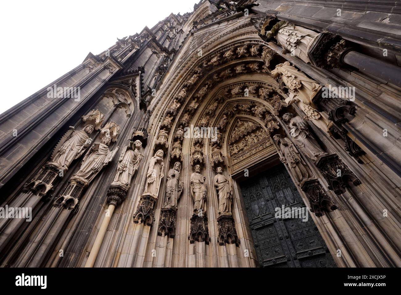 Der Kölner Dom gesehen bei bewölktem Himmel. Vor 200 Jahre wurde die Kölner Dombauhütte wiederbegründet. Aus Anlass dieses Jubiläums gibt es eine Sommerausstellung im DOMFORUM. Um das Kölner Wahrzeichen der Nachwelt zu erhalten, bedarf es dauerhafter Restaurierungs- und Erhaltungsmaßnahmen. Themenbild, Symbolbild Köln, 16.06.2024 NRW Deutschland *** Kölner Dom unter bewölktem Himmel gesehen vor 200 Jahren wurde der Kölner Dombauverein neu gegründet anlässlich dieses Jubiläums gibt es eine Sommerausstellung im DOMFORUM, um das Wahrzeichen der Kolognes für die Nachwelt zu bewahren, dauerhaft wiederherzustellen Stockfoto