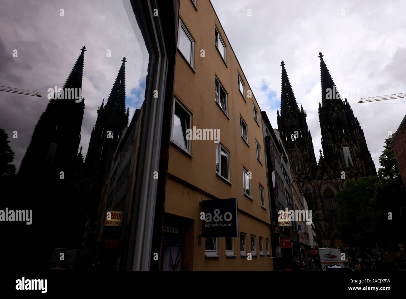 Der Kölner Dom gesehen bei bewölktem Himmel. Vor 200 Jahre wurde die Kölner Dombauhütte wiederbegründet. Aus Anlass dieses Jubiläums gibt es eine Sommerausstellung im DOMFORUM. Um das Kölner Wahrzeichen der Nachwelt zu erhalten, bedarf es dauerhafter Restaurierungs- und Erhaltungsmaßnahmen. Themenbild, Symbolbild Köln, 16.06.2024 NRW Deutschland *** Kölner Dom unter bewölktem Himmel gesehen vor 200 Jahren wurde der Kölner Dombauverein neu gegründet anlässlich dieses Jubiläums gibt es eine Sommerausstellung im DOMFORUM, um das Wahrzeichen der Kolognes für die Nachwelt zu bewahren, dauerhaft wiederherzustellen Stockfoto