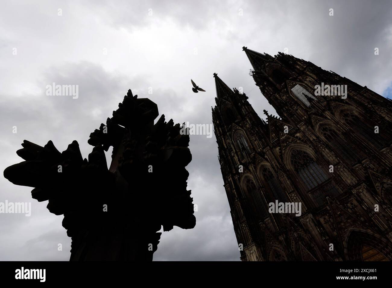 Der Kölner Dom gesehen bei bewölktem Himmel. Vor 200 Jahre wurde die Kölner Dombauhütte wiederbegründet. Aus Anlass dieses Jubiläums gibt es eine Sommerausstellung im DOMFORUM. Um das Kölner Wahrzeichen der Nachwelt zu erhalten, bedarf es dauerhafter Restaurierungs- und Erhaltungsmaßnahmen. Themenbild, Symbolbild Köln, 16.06.2024 NRW Deutschland *** Kölner Dom unter bewölktem Himmel gesehen vor 200 Jahren wurde der Kölner Dombauverein neu gegründet anlässlich dieses Jubiläums gibt es eine Sommerausstellung im DOMFORUM, um das Wahrzeichen der Kolognes für die Nachwelt zu bewahren, dauerhaft wiederherzustellen Stockfoto
