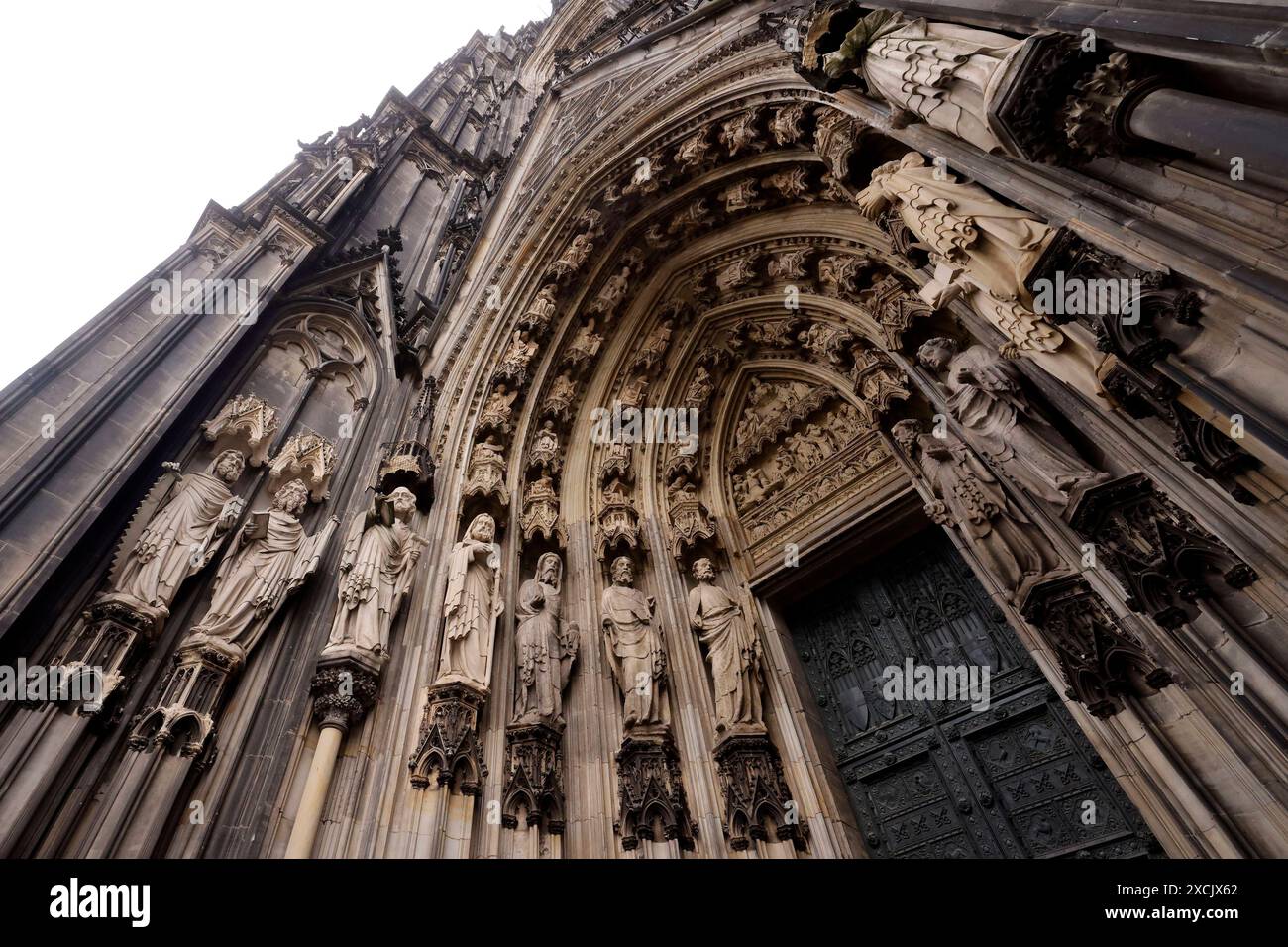 Der Kölner Dom gesehen bei bewölktem Himmel. Vor 200 Jahre wurde die Kölner Dombauhütte wiederbegründet. Aus Anlass dieses Jubiläums gibt es eine Sommerausstellung im DOMFORUM. Um das Kölner Wahrzeichen der Nachwelt zu erhalten, bedarf es dauerhafter Restaurierungs- und Erhaltungsmaßnahmen. Themenbild, Symbolbild Köln, 16.06.2024 NRW Deutschland *** Kölner Dom unter bewölktem Himmel gesehen vor 200 Jahren wurde der Kölner Dombauverein neu gegründet anlässlich dieses Jubiläums gibt es eine Sommerausstellung im DOMFORUM, um das Wahrzeichen der Kolognes für die Nachwelt zu bewahren, dauerhaft wiederherzustellen Stockfoto