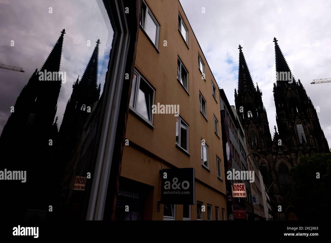 Der Kölner Dom gesehen bei bewölktem Himmel. Vor 200 Jahre wurde die Kölner Dombauhütte wiederbegründet. Aus Anlass dieses Jubiläums gibt es eine Sommerausstellung im DOMFORUM. Um das Kölner Wahrzeichen der Nachwelt zu erhalten, bedarf es dauerhafter Restaurierungs- und Erhaltungsmaßnahmen. Themenbild, Symbolbild Köln, 16.06.2024 NRW Deutschland *** Kölner Dom unter bewölktem Himmel gesehen vor 200 Jahren wurde der Kölner Dombauverein neu gegründet anlässlich dieses Jubiläums gibt es eine Sommerausstellung im DOMFORUM, um das Wahrzeichen der Kolognes für die Nachwelt zu bewahren, dauerhaft wiederherzustellen Stockfoto
