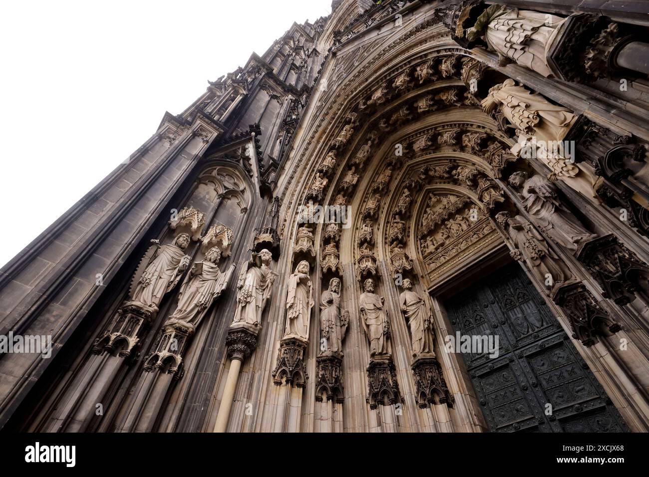 Der Kölner Dom gesehen bei bewölktem Himmel. Vor 200 Jahre wurde die Kölner Dombauhütte wiederbegründet. Aus Anlass dieses Jubiläums gibt es eine Sommerausstellung im DOMFORUM. Um das Kölner Wahrzeichen der Nachwelt zu erhalten, bedarf es dauerhafter Restaurierungs- und Erhaltungsmaßnahmen. Themenbild, Symbolbild Köln, 16.06.2024 NRW Deutschland *** Kölner Dom unter bewölktem Himmel gesehen vor 200 Jahren wurde der Kölner Dombauverein neu gegründet anlässlich dieses Jubiläums gibt es eine Sommerausstellung im DOMFORUM, um das Wahrzeichen der Kolognes für die Nachwelt zu bewahren, dauerhaft wiederherzustellen Stockfoto