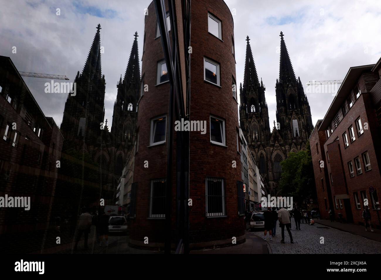 Der Kölner Dom gesehen bei bewölktem Himmel. Vor 200 Jahre wurde die Kölner Dombauhütte wiederbegründet. Aus Anlass dieses Jubiläums gibt es eine Sommerausstellung im DOMFORUM. Um das Kölner Wahrzeichen der Nachwelt zu erhalten, bedarf es dauerhafter Restaurierungs- und Erhaltungsmaßnahmen. Themenbild, Symbolbild Köln, 16.06.2024 NRW Deutschland *** Kölner Dom unter bewölktem Himmel gesehen vor 200 Jahren wurde der Kölner Dombauverein neu gegründet anlässlich dieses Jubiläums gibt es eine Sommerausstellung im DOMFORUM, um das Wahrzeichen der Kolognes für die Nachwelt zu bewahren, dauerhaft wiederherzustellen Stockfoto